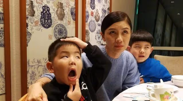 不結婚就分手,胡可是被逼的?拍戲才是休息?胡可這媽媽有智慧