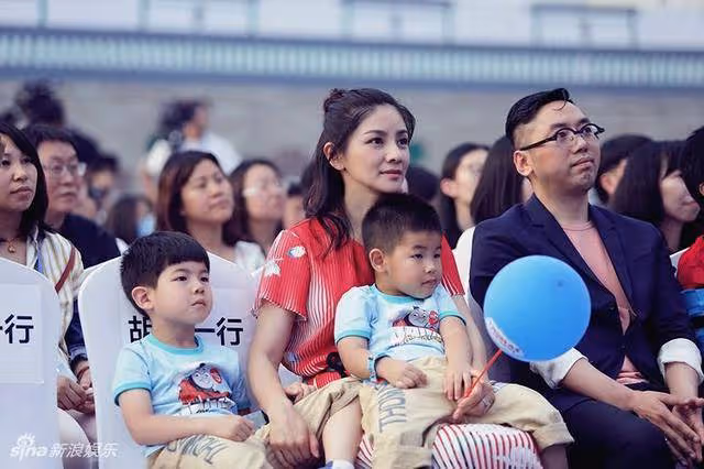 不結婚就分手,胡可是被逼的?拍戲才是休息?胡可這媽媽有智慧