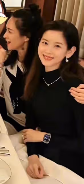 章澤天生二胎後現身巴黎!身形豐腴氣場強,章子怡摟男性引熱議