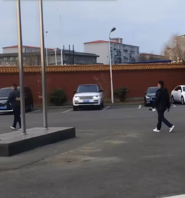章澤天生二胎後現身巴黎！身形豐腴氣場強，章子怡摟男性引熱議