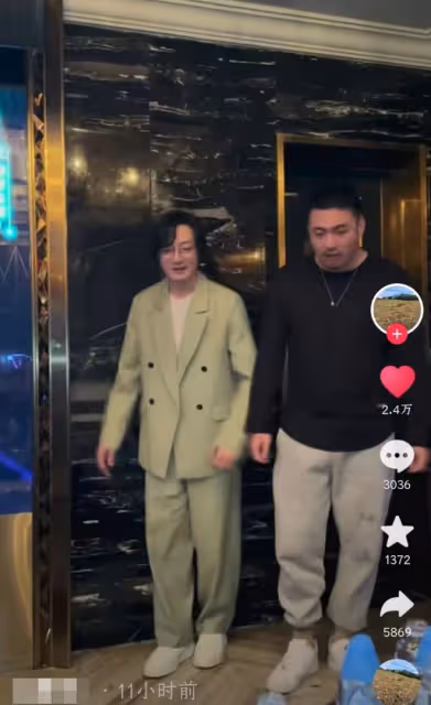 高啟盛扮演者重現經典動作,身材瘦小留長發變樣,疑社恐被嘲猥瑣