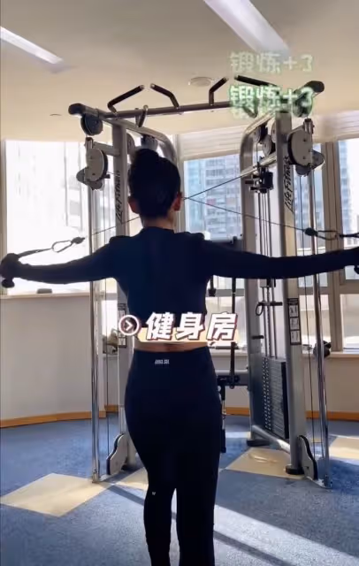 50歲李冰冰慶生曝近況!纖腰翹臀素顏似少女,逛夜市玩滑板接地氣