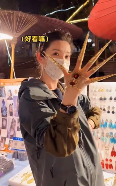 50歲李冰冰慶生曝近況!纖腰翹臀素顏似少女,逛夜市玩滑板接地氣