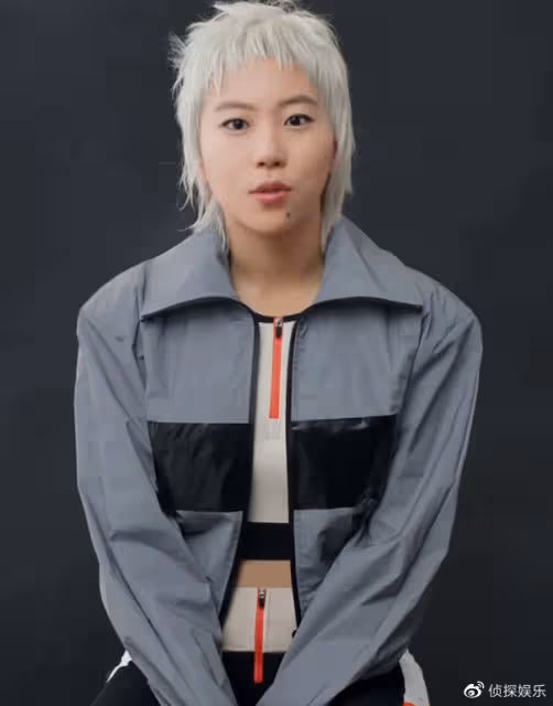 26歲竇靖童最新造型,銀髮狼尾又美又颯,氣質越來越像媽媽王菲