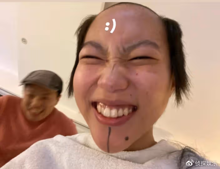 26歲竇靖童最新造型,銀髮狼尾又美又颯,氣質越來越像媽媽王菲