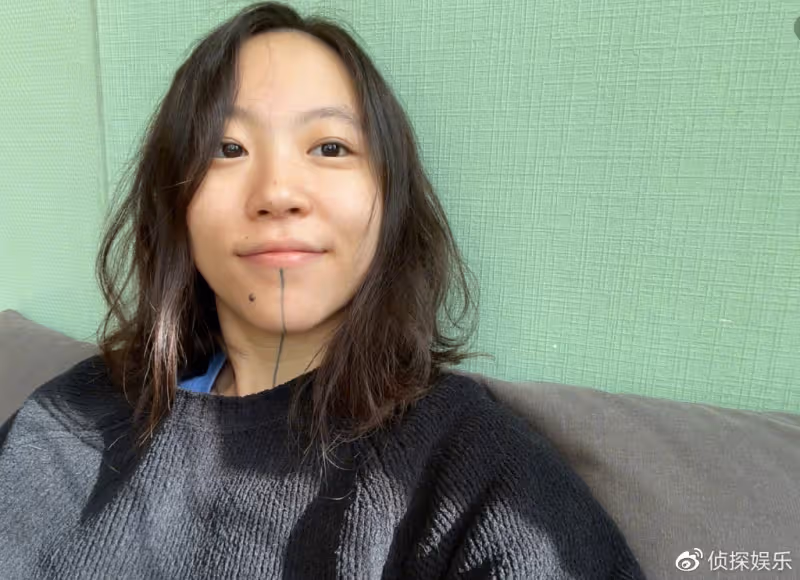 26歲竇靖童最新造型,銀髮狼尾又美又颯,氣質越來越像媽媽王菲