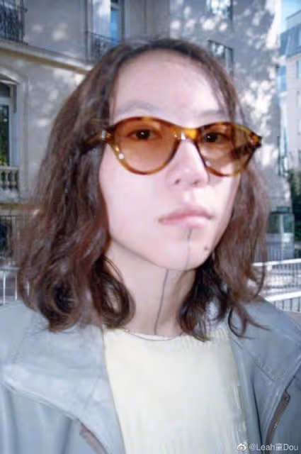 26歲竇靖童最新造型,銀髮狼尾又美又颯,氣質越來越像媽媽王菲