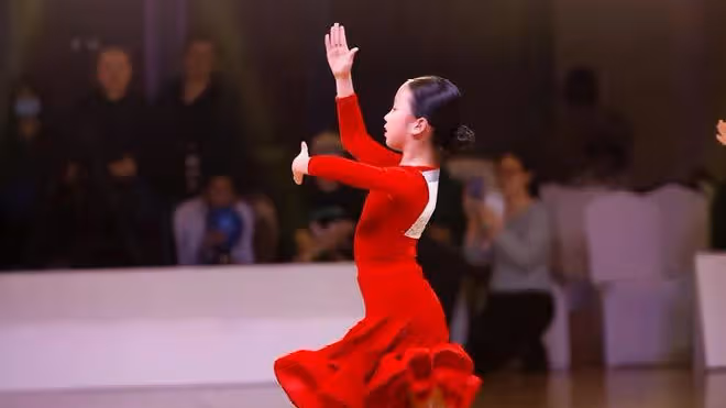 孫儷分享女兒拉丁舞比賽，8歲小花長大了，穿紅裙耀眼又自信