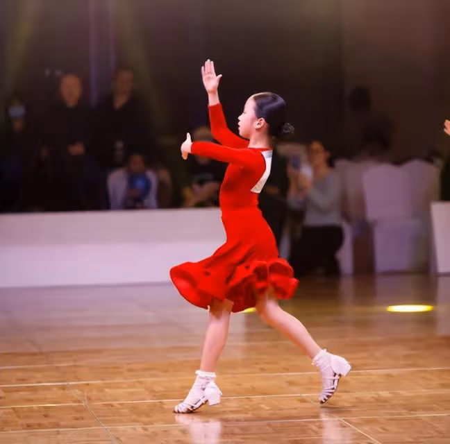 孫儷分享女兒拉丁舞比賽,8歲小花長大了,穿紅裙耀眼又自信