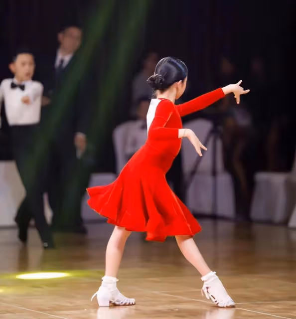 孫儷分享女兒拉丁舞比賽,8歲小花長大了,穿紅裙耀眼又自信