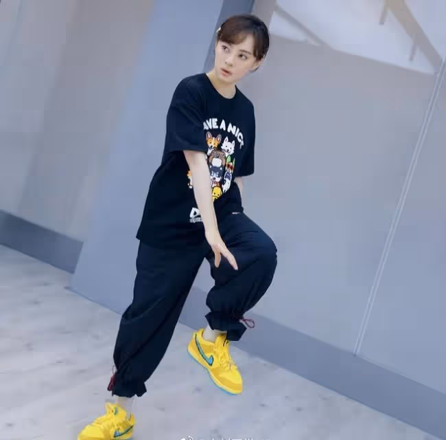 孫儷分享女兒拉丁舞比賽,8歲小花長大了,穿紅裙耀眼又自信
