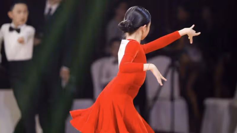 孫儷曬8歲女兒跳拉丁，小花妹妹穿紅裙在台上自信熱舞，天賦異稟