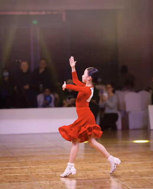 孫儷曬8歲女兒跳拉丁,小花妹妹穿紅裙在台上自信熱舞,天賦異稟