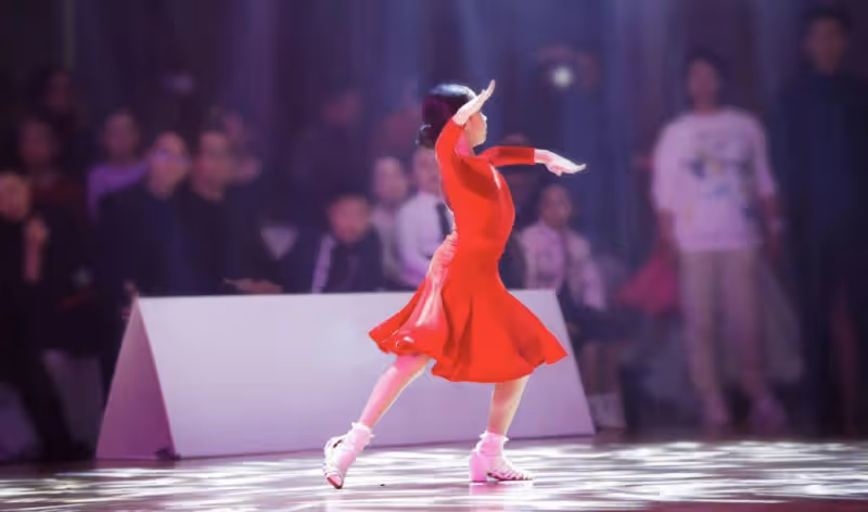孫儷曬8歲女兒跳拉丁,小花妹妹穿紅裙在台上自信熱舞,天賦異稟