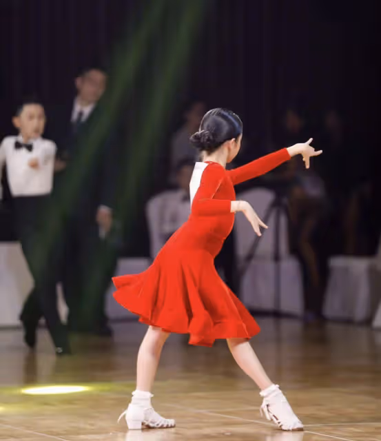 孫儷曬8歲女兒跳拉丁,小花妹妹穿紅裙在台上自信熱舞,天賦異稟