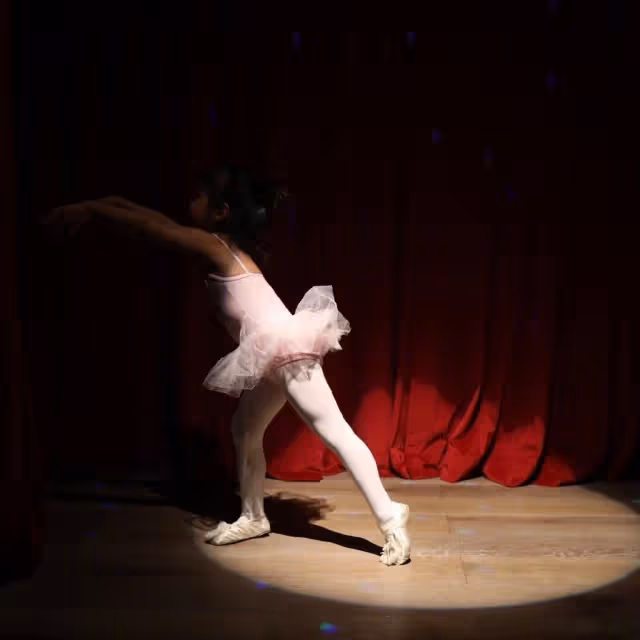 孫儷曬8歲女兒跳拉丁,小花妹妹穿紅裙在台上自信熱舞,天賦異稟