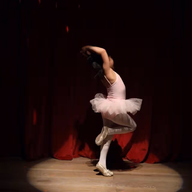 孫儷曬8歲女兒跳拉丁,小花妹妹穿紅裙在台上自信熱舞,天賦異稟