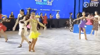 孫儷曬8歲女兒跳拉丁,小花妹妹穿紅裙在台上自信熱舞,天賦異稟