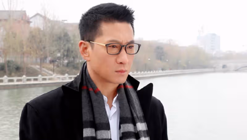蹭張頌文熱度，與網友對罵。說廣東不是內地，周傑攤又上事了？