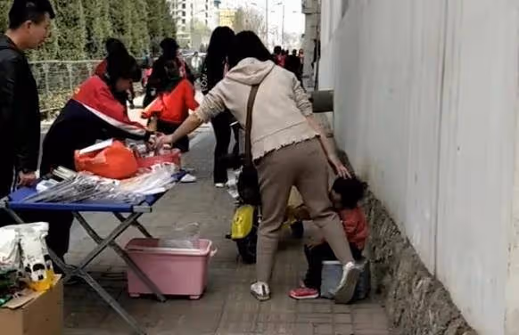 「艱辛媽媽」擺攤帶娃兩不誤火了，坐在一旁打瞌睡的萌娃讓人心疼
