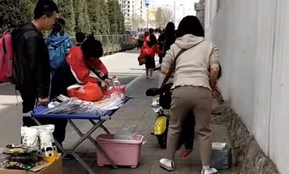 「艱辛媽媽」擺攤帶娃兩不誤火了，坐在一旁打瞌睡的萌娃讓人心疼