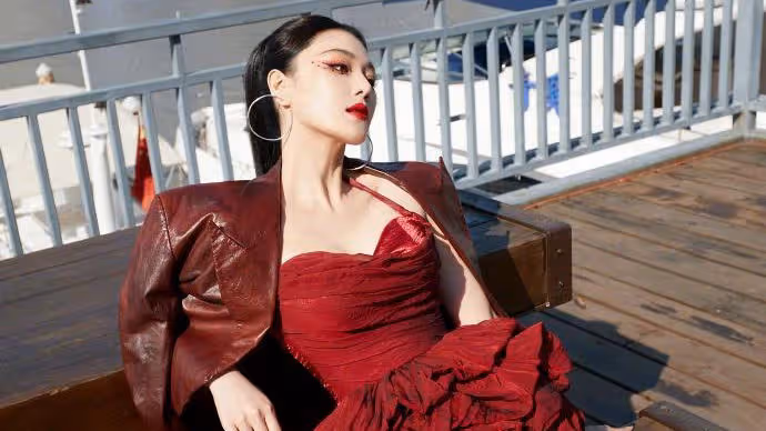 張馨予曬美照，高馬尾配紅裙好驚艷，膚若凝脂長腿事業線搶鏡