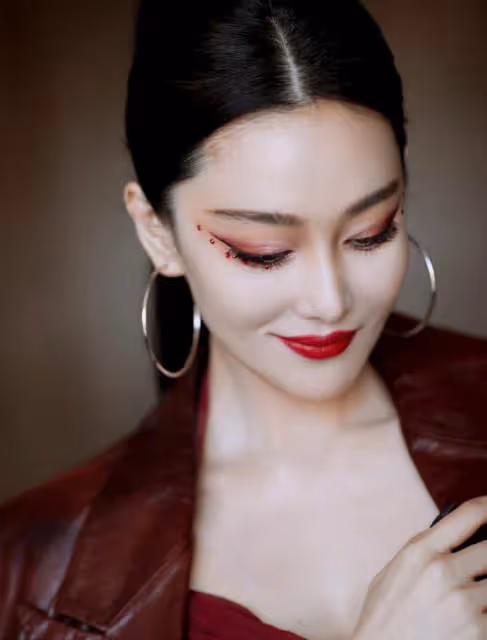 張馨予曬美照，高馬尾配紅裙好驚艷，膚若凝脂長腿事業線搶鏡