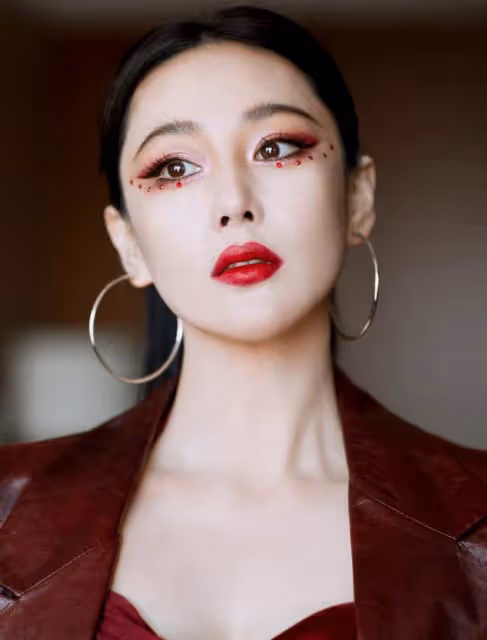 張馨予曬美照，高馬尾配紅裙好驚艷，膚若凝脂長腿事業線搶鏡