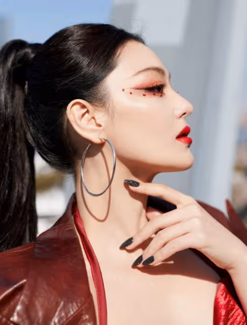 張馨予曬美照，高馬尾配紅裙好驚艷，膚若凝脂長腿事業線搶鏡
