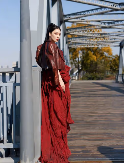 張馨予曬美照，高馬尾配紅裙好驚艷，膚若凝脂長腿事業線搶鏡