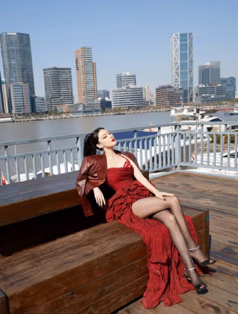 張馨予曬美照，高馬尾配紅裙好驚艷，膚若凝脂長腿事業線搶鏡