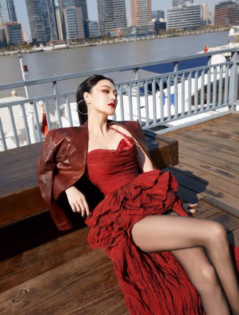 張馨予曬美照，高馬尾配紅裙好驚艷，膚若凝脂長腿事業線搶鏡