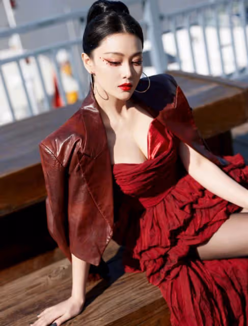 張馨予曬美照，高馬尾配紅裙好驚艷，膚若凝脂長腿事業線搶鏡