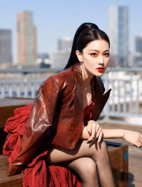 張馨予曬美照，高馬尾配紅裙好驚艷，膚若凝脂長腿事業線搶鏡