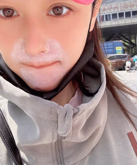 張馨予曬美照，高馬尾配紅裙好驚艷，膚若凝脂長腿事業線搶鏡