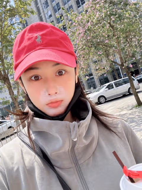 張馨予曬美照，高馬尾配紅裙好驚艷，膚若凝脂長腿事業線搶鏡