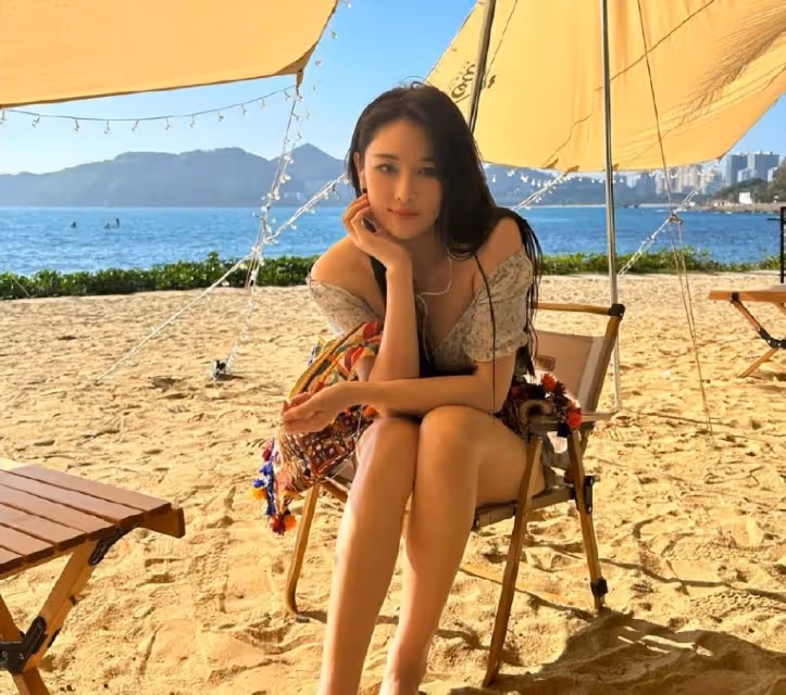 張馨予曬美照，高馬尾配紅裙好驚艷，膚若凝脂長腿事業線搶鏡