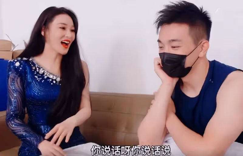 張馨予曬美照，高馬尾配紅裙好驚艷，膚若凝脂長腿事業線搶鏡