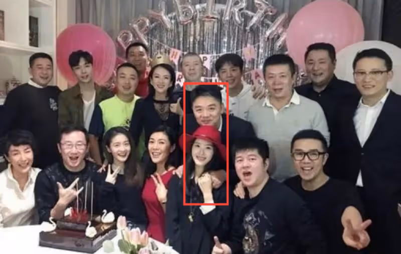 章澤天二胎後首亮相！珠光寶氣參加聚會，與章子怡同框像親姐妹！