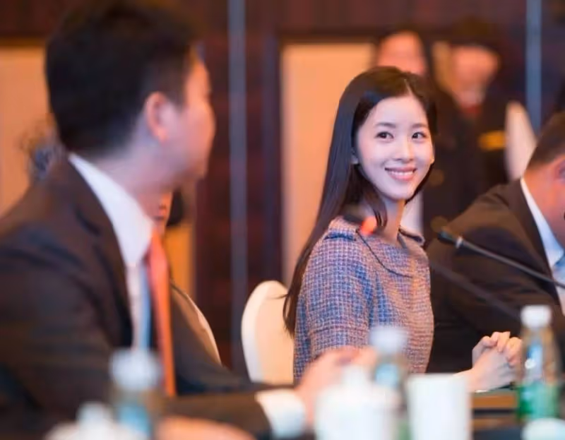 章澤天二胎後首亮相！珠光寶氣參加聚會，與章子怡同框像親姐妹！