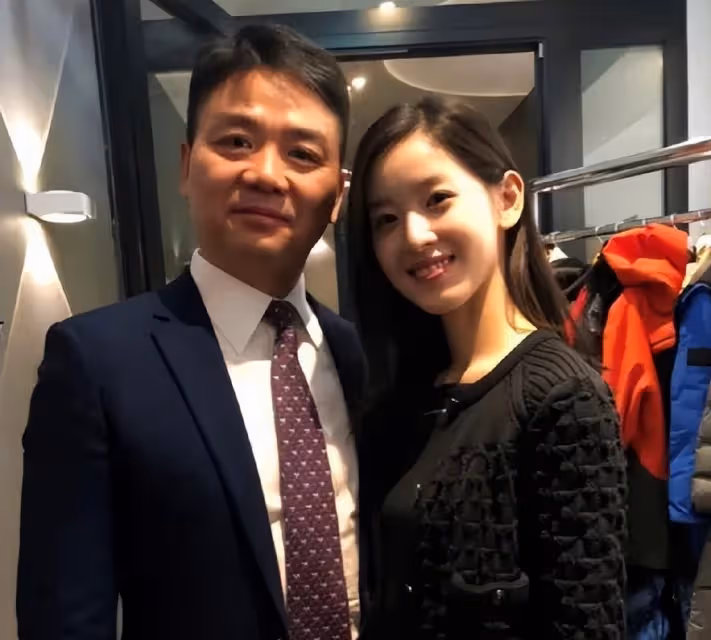 章澤天二胎後首亮相！珠光寶氣參加聚會，與章子怡同框像親姐妹！