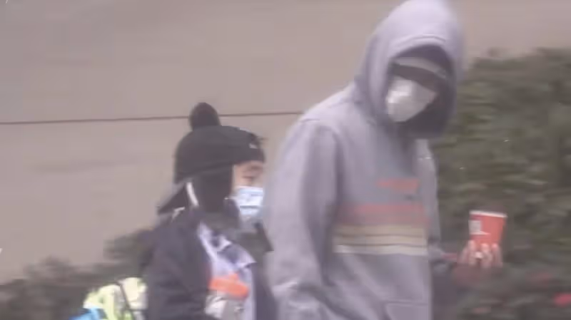 吳尊陳小春接孩子放學，在校門口熱聊，9歲Jasper和Max身高矚目