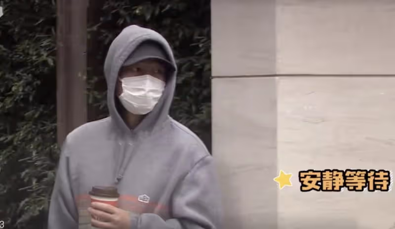吳尊陳小春接孩子放學,在校門口熱聊,9歲Jasper和Max身高矚目