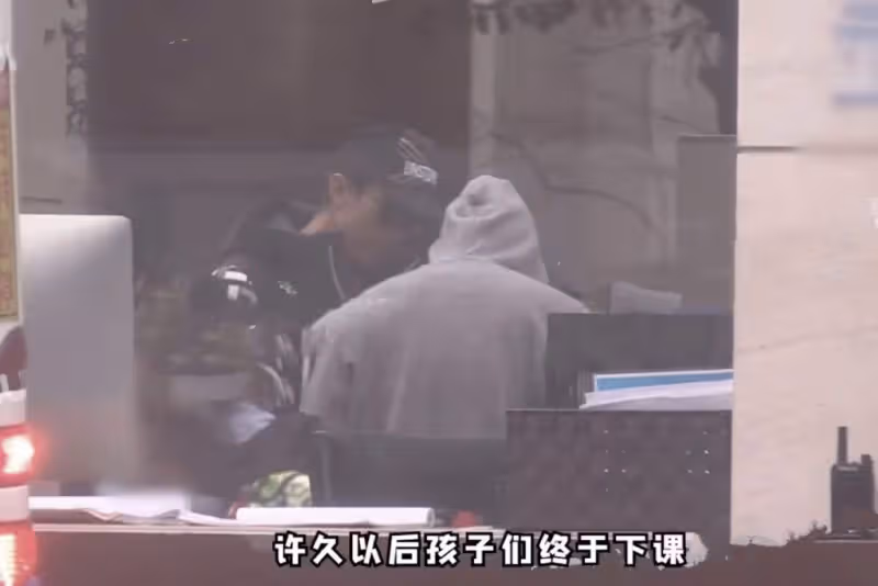吳尊陳小春接孩子放學,在校門口熱聊,9歲Jasper和Max身高矚目