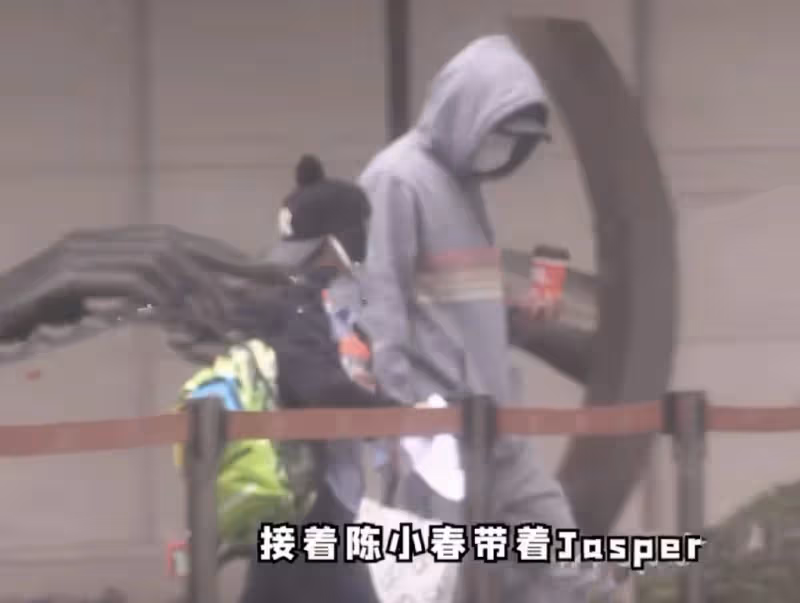 吳尊陳小春接孩子放學,在校門口熱聊,9歲Jasper和Max身高矚目