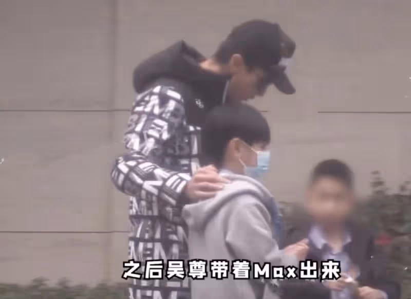 吳尊陳小春接孩子放學,在校門口熱聊,9歲Jasper和Max身高矚目