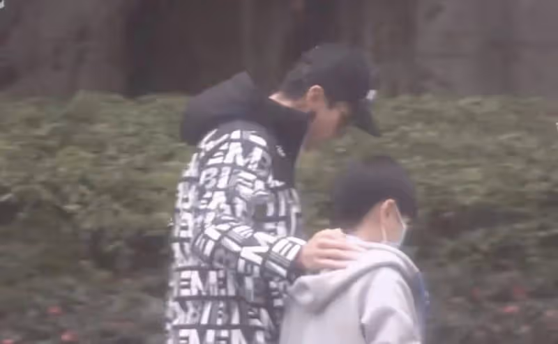 吳尊陳小春接孩子放學,在校門口熱聊,9歲Jasper和Max身高矚目
