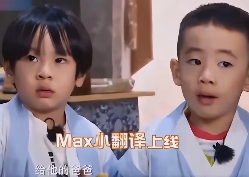 吳尊陳小春接孩子放學,在校門口熱聊,9歲Jasper和Max身高矚目