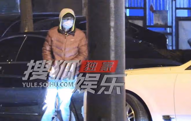 葛優深夜低調聚餐!身材消瘦精神奕奕,與女友人挽手擁抱顯親密