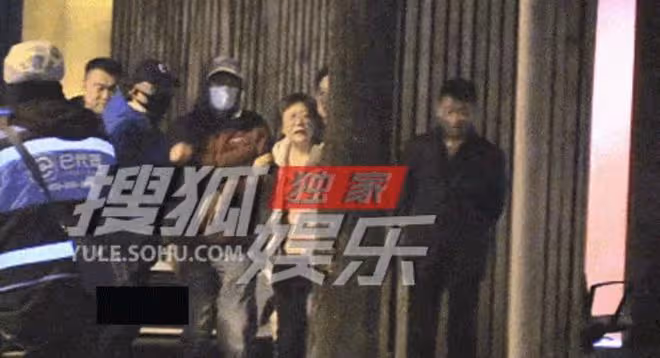 葛優深夜低調聚餐!身材消瘦精神奕奕,與女友人挽手擁抱顯親密